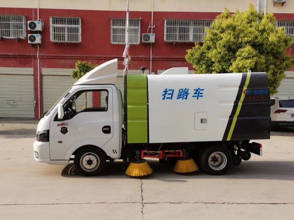 東風途運2600mm掃路車（0.8方水罐，1.7方塵罐）