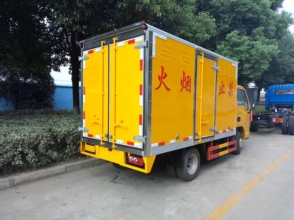 躍進(jìn)3.3米柴油（藍(lán)牌）腐蝕品廂式車