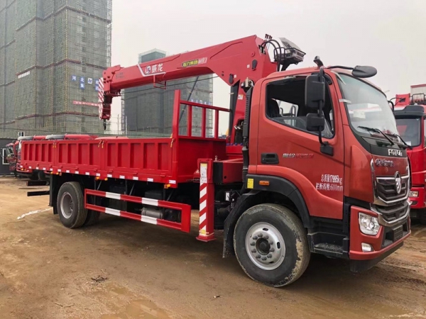 福田奧鈴8噸隨車(chē)吊貨廂6.05米