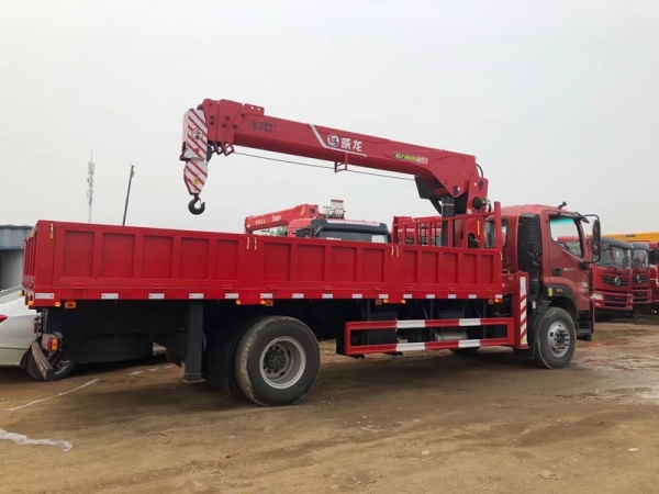 福田奧鈴8噸隨車(chē)吊貨廂6.05米